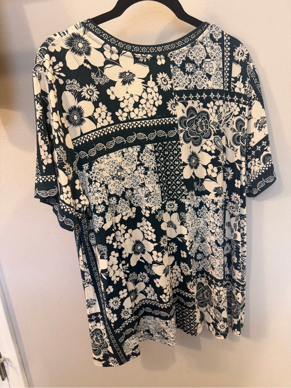 Johnny Was  v-neck tunic. Size L